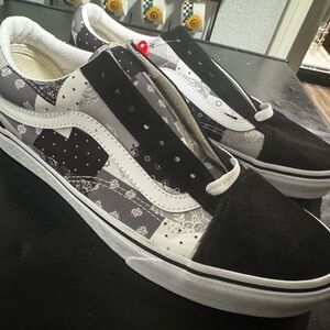 NEW Vans black and white Patterned Sneakers M 9 W 10.5